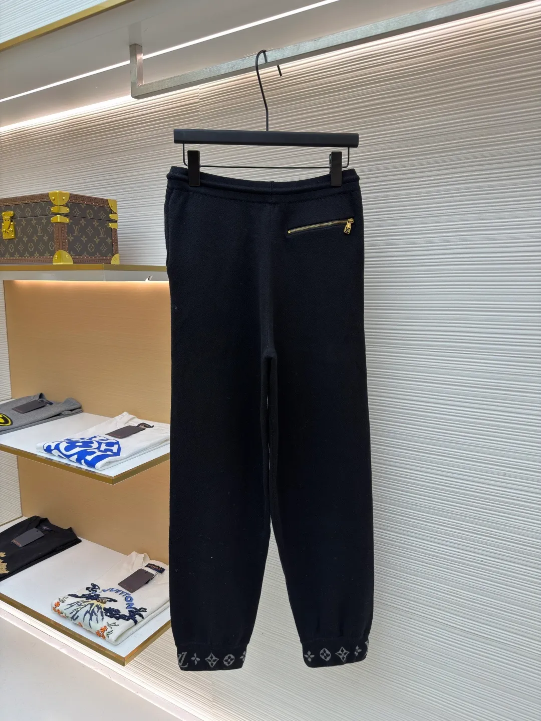 LOUIS VUITTON wool knitted printed leggings trousers ●Original version: Purchased and developed by 13100 ●Item number: 1682078-B70 ●Fabric: wool blended fabric ●Technology: knitted ●Color: black ●Version: fitted version ●Weight: about 510 grams ●Size: S-M-L-XL ●Description: Wool custom-dyed with 48s cashmere blended imported yarn, imported Stoll 14-needle double-sided jacquard process, a single piece takes 280 minutes per piece, the pockets are made of 60s modal cotton, the cashmere feels very soft and waxy, with high warmth retention, custom-made logo zipper, specific three-label washing, the overall routing is straight and delicate, the fabric is comfortable and soft, the color is consistent and no color difference It can be matched with the same style to create a fashionable look, and can be used in various occasions. Customized accessories, complete with three standards, same style for men and women!